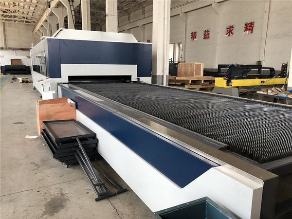 2kw cnc fîlimera lazer, birrîna lazer û makîneya gêrîkan bi maseya guheztinê